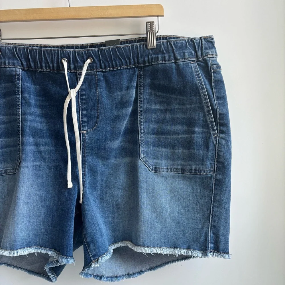 Torrid Mid-Rise Pull-On Jeans Shorts Raw Hem in Rum Coke Blue Wash Size 3X